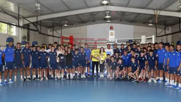 Fenerbahçe'de altyapı futbolcuları, olimpiyat ikincisi milli boksör Buse Naz Çakıroğlu ile bir araya geldi