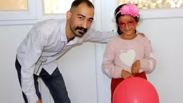 Çocuklar için engelleri aşıp köy köy geziyor