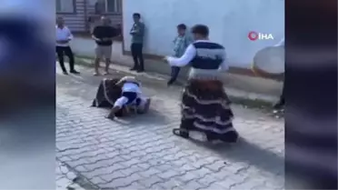 Artan vaka sayılarını aldırmadı yerdeki parayı ağzıyla böyle aldı