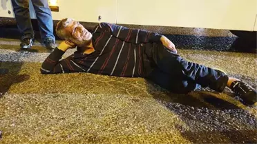 Parkta başlayan kavga kanlı bitti! Tartıştığı adamı boynundan bıçaklayıp kaçmaya çalışırken otobüs çarptı