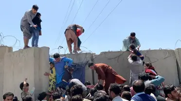 Afganistan'dan uçağın kanadına tutunarak kaçmaya çalışan Afgan'ın cansız bedeni görüntülendi