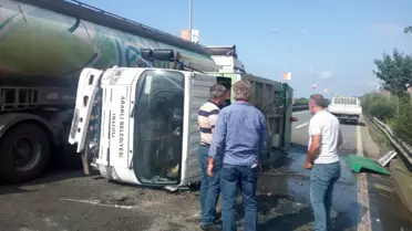 Yola devrilen çöp kamyonu nedeniyle Karadeniz Sahil Yolu'nda araç kuyruğu oluştu