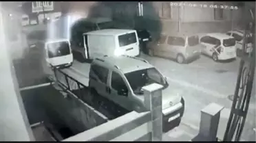 ESENYURT'TA 2 GÜN ÜST ÜSTE GELİP AYNI ARAÇTAN SES SİSTEMİNİ ÇALDILAR