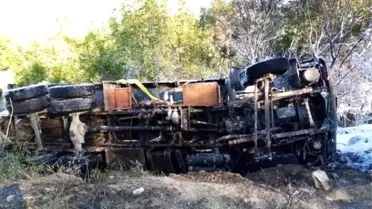 Keles'te şarampole yuvarlanan kamyon ormanlık alanda alev adı