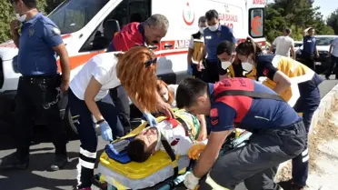 Burdur'da refüje çıkan otomobilin üzerine direk devrildi: 3 yaralı