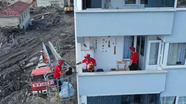 Son dakika: KASTAMONU - Bozkurt'ta selzedeler üst katlardaki evlerine itfaiye merdiveni ile ulaşıyor
