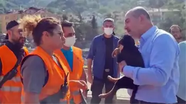 Bakan Soylu, anne köpeğin ekipleri yönlendirmesi sonucu kurtarılan köpeğe 'Bozkurt' ismini verdi