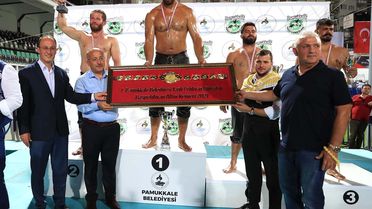Pamukkale Yağlı Güreşlerinde başpehlivan Ali Gürbüz oldu