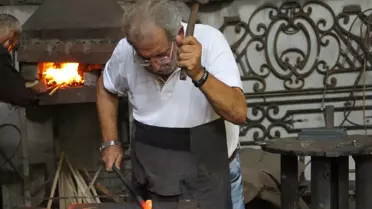 Edip usta 65 yıldır demiri işleyip sanat eserlerine dönüştürüyor