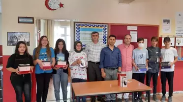 Son dakika... Beyşehir'de mahalle muhtarı maaşıyla fen lisesini kazanan öğrencileri ödüllendirdi