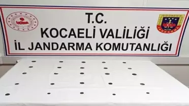 Feribot iskelesi yolundaki araçtan 25 tarihi sikke yakalandı