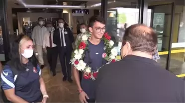 Milli okçular Mete Gazoz ile Yasemin Ecem Anagöz, sporcularla bir araya geldi