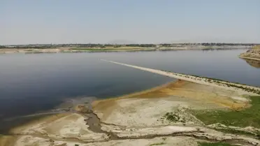 Suların çekilmesiyle ortaya çıkan demir yolu barajı adeta ikiye ayırdı