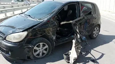 Bariyere çarpan otomobilin sürücüsü ölümden döndü