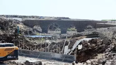 DHA GÜNDEME GETİRDİ; TARİHİ KÖPRÜ TRAFİĞE KAPATILDI, YENİ KÖPRÜNÜN TEMELİ ATILDI