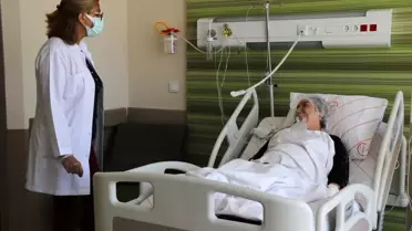 Kararsız kaldığı için aşısını yaptırmayan Kovid-19 hastası kadın pişmanlığını anlattı