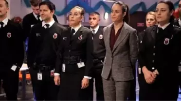 Boşanma kararı aldığı dönemde rol aldığı dizinin yönetmeni ile el ele görüntülendi