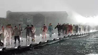 Bastıran dolu mankenleri zor durumda bıraktı! Defile yarım kaldı