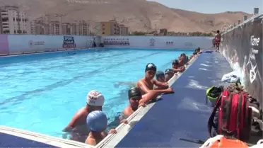 Kahramanmaraş'ın Elbistan ilçesinde Gençlik ve Spor Bakanlığı tarafından hayata geçirilen 'Yüzme Bilmeyen Kalmasın' Projesi kapsamında 250 çocuğa...