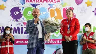 Olimpiyat üçüncüsü milli karateci Merve Çoban, öğretmenlik yaptığı okulda çocuklarla buluştu