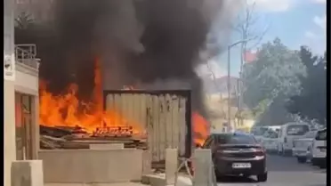 ŞİŞLİ'DE KONTERNERDE YANGIN ÇIKTI; ALEVLERİN SIÇRADIĞI 2 OTOMOBİL HURDAYA DÖNDÜ