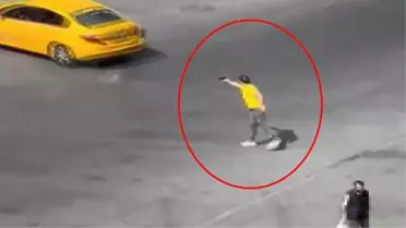 Bağcılar'da gündüz vakti yaşanan olay korkuttu! Tartışma yaşadığı taksi şoförünün arkasından kurşun yağdırdı