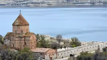 Tarihi Akdamar Kilisesi Ayine Hazır