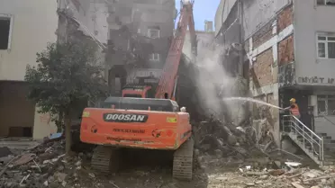 Son dakika... Avcılar'daki patlama ve ardından çıkan yangında hasar gören binalar yıkıldı