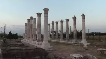 Kazılarda gök bilimci ve şair Aratos'un anıt mezarının olduğu değerlendirilen yapının zeminine ulaşıldı