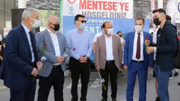 Muğla'da üniversite öğrencileri otogarda karanfillerle karşılandı