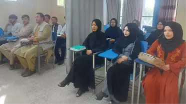 Taliban, Kabil'deki üniversitede kız ve erkek öğrencilerin arasına perde çekti