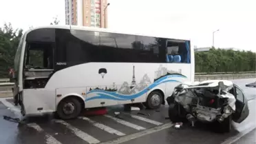 ÜMRANİYE'DE SERVİS MİDİBÜSÜ OTOMOBİLE ÇARPTI: 1'İ AĞIR 6 YARALI