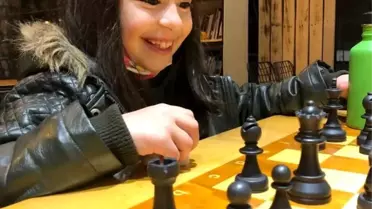 Elazığ'da 7 yaşındaki Azra satrançta milli takıma seçildi