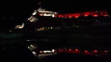 Kars Kalesi 'kas hastası' çocuklara dikkat çekmek için kırmızı renkte aydınlatıldı