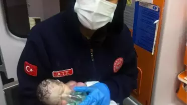 Son dakika haberi... Ambulansta kalbi durmuş doğan bebek, hayata yeniden döndürüldü