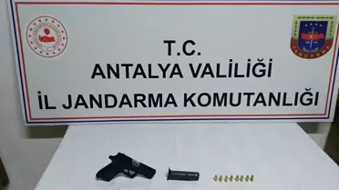 Antalya'da trafik kontrolünde tabanca ele geçirildi