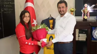Kader Çelik Ağrı'da çiçeklerle karşılandı