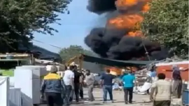 Son dakika haberleri! Bursa'da geri dönüşüm tesisinde yangın...Dumanlar gökyüzünü siyaha boyadı