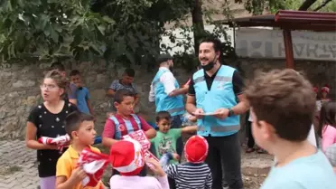 Taşova'da İyilik Hareketi gönüllüleri köy çocuklarına hediye dağıttı