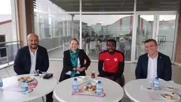 AK Parti teşkilatından Boluspor futbolcularına ve teknik ekibe baklava ikramı