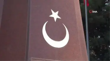 Bakü'nün kurtuluşunun 103. yıl dönümünde Azerbaycan ve Türk bayraklı geçit töreni