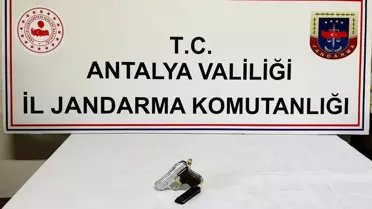Yol kontrolünde durdurulan otobüsteki yolcudan ruhsatsız tabanca çıktı