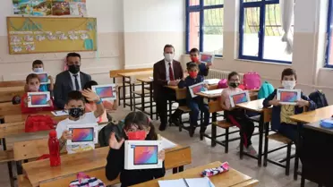 Selden etkilenen Zafer köyünde öğrencilere tablet bilgisayar dağıtıldı