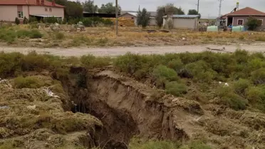 Yer altı sularındaki çekilme nedeniyle Konya'da dev yüzey yarığı oluştu