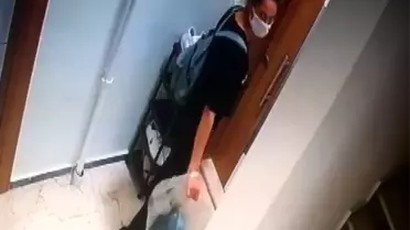Arnavutköy'de güvenlik kamerasını fark eden iki hırsız kadın çekinmeden soyguna devam etti