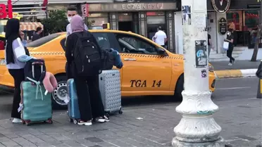 İstanbul'da taksi çilesi bitmedi! Taksim'de turistler saatlerce bavullarıyla bekledi