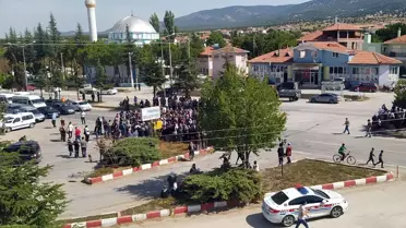 Son dakika: Uşak'ta 11 yaşındaki çocuğun öldüğü trafik kazasına tepki gösteren grup, yolu trafiğe kapattı