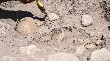 Domuztepe Höyüğü'nde Orta Çağ Dönemi'ne ait çocuk iskeleti bulundu