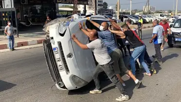 Park halindeki araca çarpan otomobil devrildi, vatandaşlar düzeltti