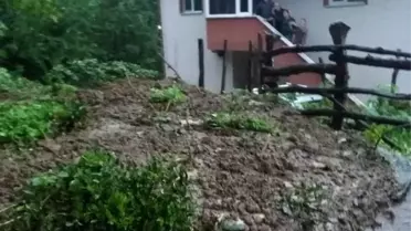 Artvin'de heyelan nedeniyle bir ev tedbiren boşaltıldı